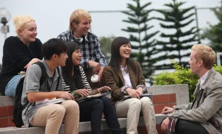 澳大利亚国际高中校服是统一定制吗？