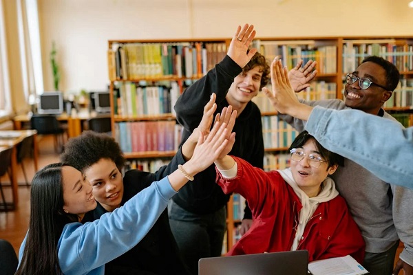 加拿大高中留学还是大学：2026年路径对比、费用分析与决策指南